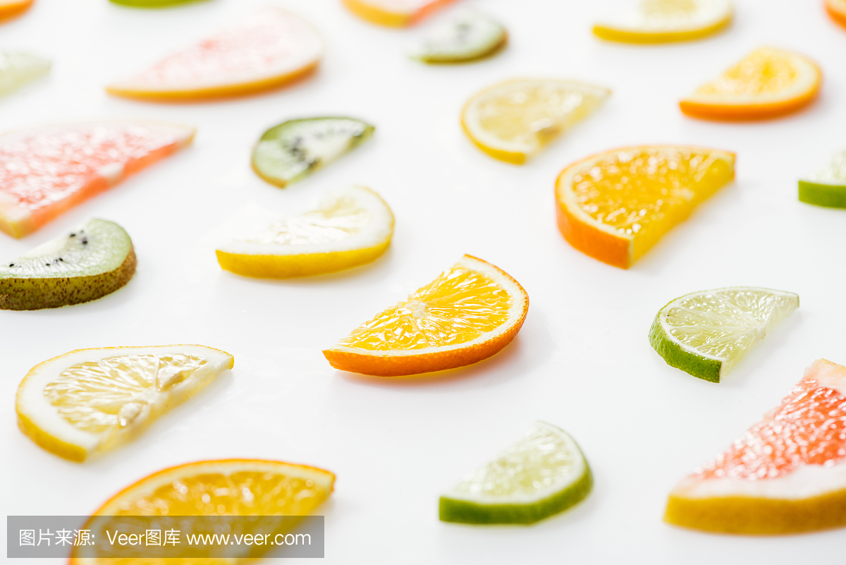 鲜嫩多汁的柑橘类水果,白色表面